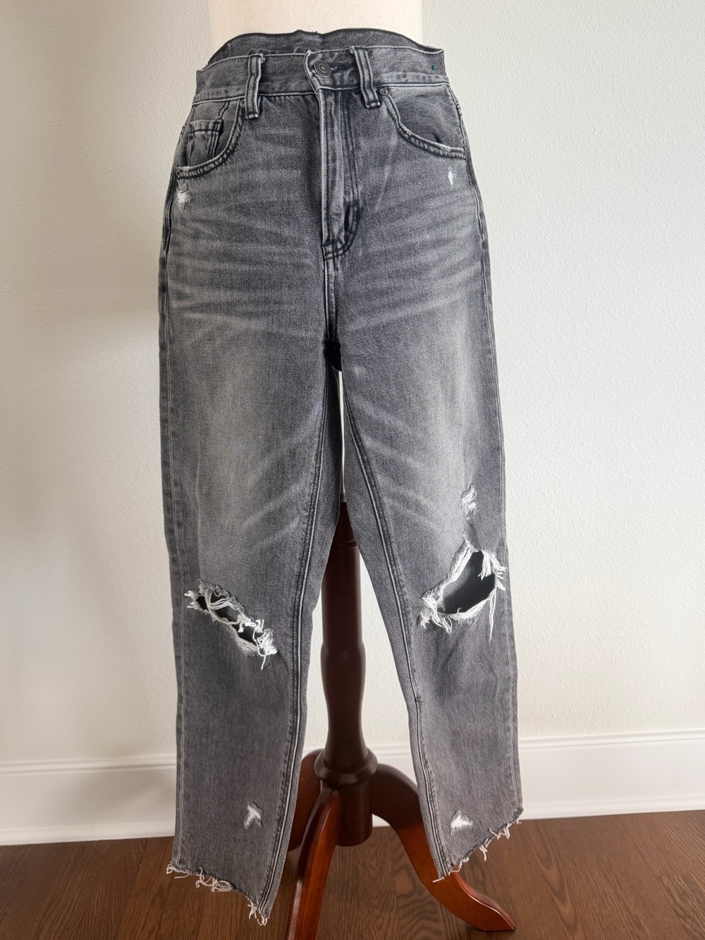 American Eagle Outfitters Gray Distressed Straight-Leg Ankle Jeans